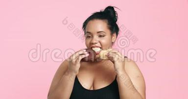 可爱的<strong>曲线美</strong>的黑人女孩吃甜甜圈